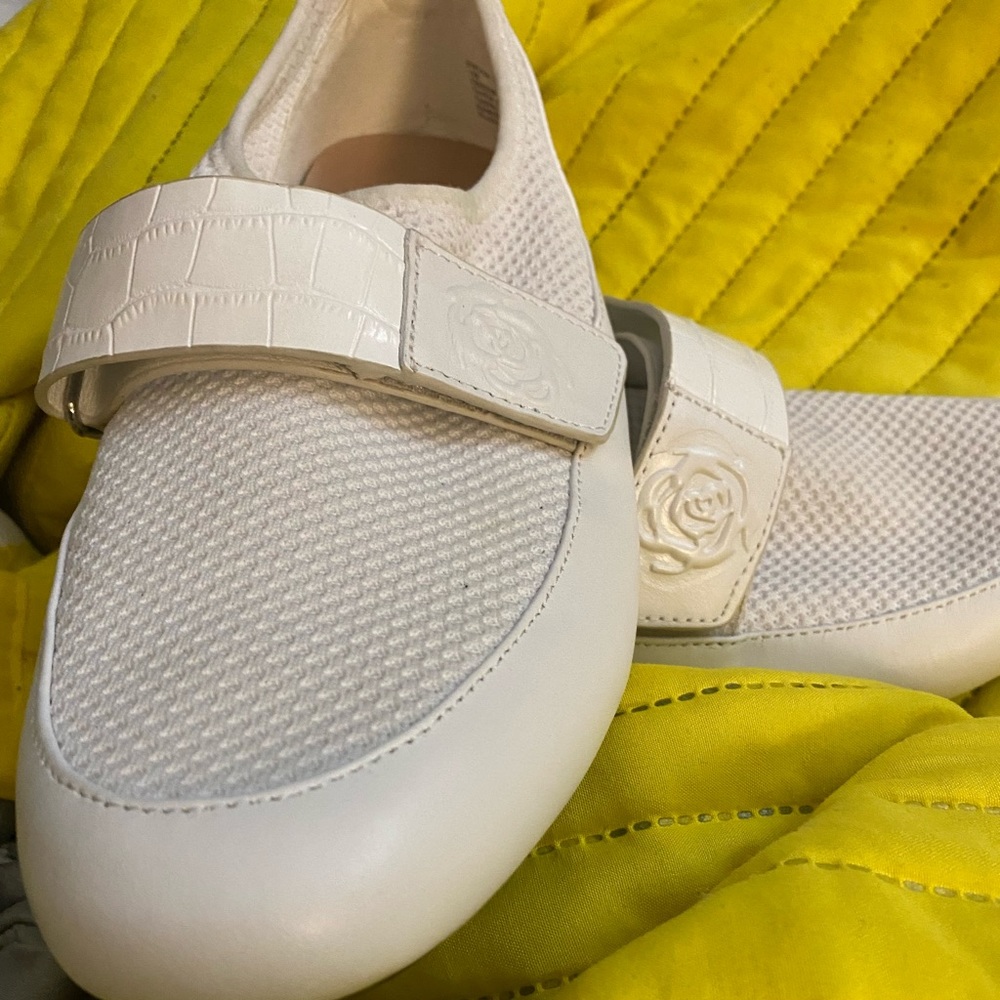 Taryn Rose Womens Sneakers- White Sz 10